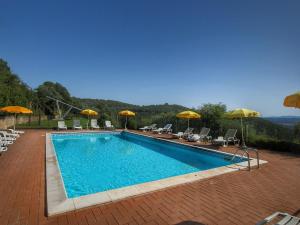 Bazén v ubytování Cozy Farmhouse in Paciano with Swimming Pool nebo v jeho okolí