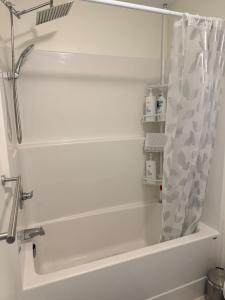 eine Badewanne mit Duschvorhang im Badezimmer in der Unterkunft Sanctuary! in Halifax + 10 Fotos