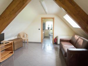 een woonkamer met een bank en een tafel bij Spacious and well cared for house with a panoramic in Habiemont