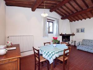 Posedenie v ubytovaní Apartment in Chianti near Medieval Castle