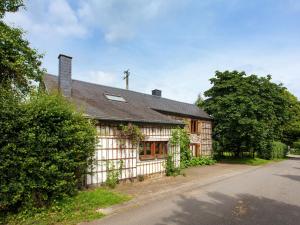 RoumontにあるHeritage Holiday Home in Roumont with Private Gardenの道路脇の古家