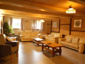 ウェームにあるLovely house with much luxury and comfortのリビングルーム(ソファ、椅子、テーブル付)