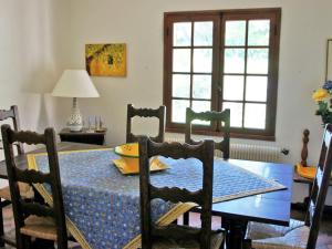 Charming Holiday Home in Tourtour, Provence with Gardenにあるレストランまたは飲食店