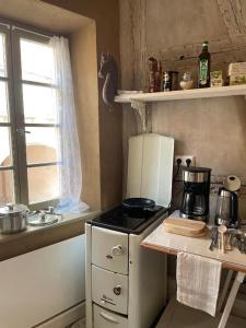 a small kitchen with a stove and a window at Ferienwohnung "Atelier_1" in Edenkoben