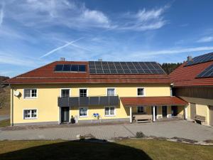 a house with solar panels on the roof at Ferienwohnung Zaglmann in Zandt