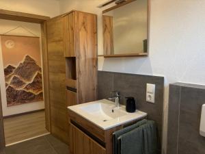 a bathroom with a sink and a mirror at Ferienwohnung Zaglmann in Zandt
