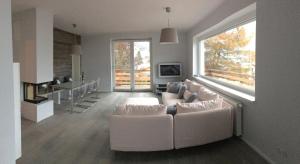 salon z białą kanapą i dużym oknem w obiekcie AlpenglueckGastein - Private mountain lodge w mieście Bad Hofgastein