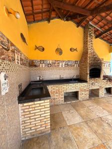 a kitchen with a brick oven in a building at Caponga Beach House - 100m da Praia in Cascavel