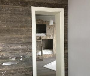 lustro w pokoju z łóżkiem piętrowym w obiekcie AlpenglueckGastein - Private mountain lodge w mieście Bad Hofgastein +37 zdjęć