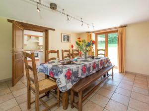 Quaint Cottage In Jevign with Terrace في Lierneux: مطبخ وغرفة طعام مع طاولة وكراسي