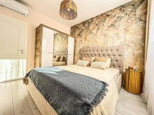 a bedroom with a large bed in a room at Seaside Sunset - free parking in Golden Sands