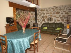- un salon avec une table et un canapé dans l'établissement Beautiful Holiday Home in Saint Pons, à Berzème