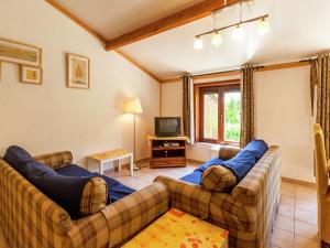 ein Wohnzimmer mit 2 Sofas und einem TV in der Unterkunft This connected holiday home in Bredene