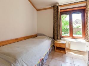 - une chambre avec un lit et une fenêtre dans l'établissement This connected holiday home, à Bredene