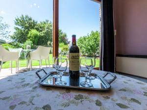 eine Flasche Wein auf einem Tablett mit zwei Gläsern in der Unterkunft This connected holiday home in Bredene