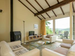 sala de estar con muebles blancos y chimenea en Great spacious holiday home in a tranquil holiday, en Stavelot