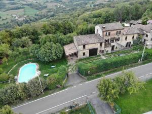 an aerial view of a house and a road at Monpoupon in Gropparello