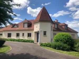 a large white house with a tiled roof at La Tour en Seine in Les Authieux-sur-le-Port-Saint-Ouen