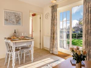 a living room with a table and a large window at Fig Cottage - Ukc6129 in Eastdean