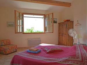 ein Schlafzimmer mit einem großen Bett und einem Fenster in der Unterkunft Villa in Saint Privat de Champclos with pool in Barjac