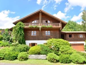 バイエリッシュ・アイゼンシュタインにあるFlat in Bayerisch Eisenstein with gardenの草屋根の大家