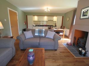 a living room with a couch and a table at Cottage 7 - Skye Cottage - Ukc4884 in Fort Augustus