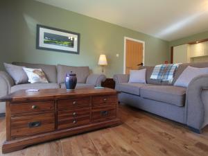a living room with a couch and a coffee table at Cottage 7 - Skye Cottage - Ukc4884 in Fort Augustus