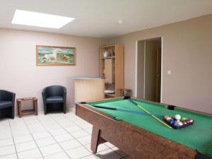 Biliár nebo kulečník v ubytování Holiday Home in Waimes with Sauna & Bubble Bath