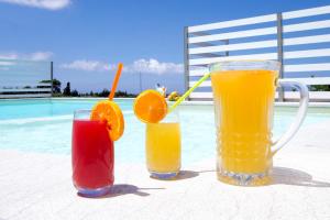 due drink su un tavolo accanto alla piscina di La Rocca Scavata a Rilievo