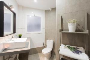 A bathroom at Granada Home Centro