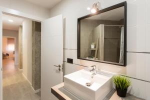 A bathroom at Granada Home Centro