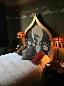 Postel nebo postele na pokoji v ubytování McMenamins Crystal Hotel