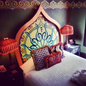 Postel nebo postele na pokoji v ubytování McMenamins Crystal Hotel