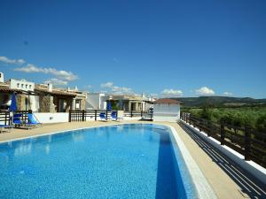 アルゲーロにあるBelvilla by OYO Holiday home in Algheroの屋根スイミングプール