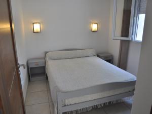 サン・ニコラオにあるSpacious holiday home with poolの小さな部屋(照明2つ付)の小さなベッド1台分です。