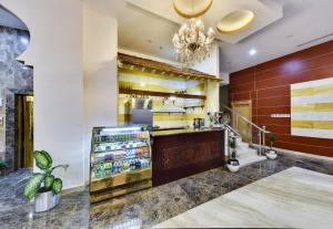 a lobby with a drink bar and a chandelier at Golden Dune Al faihaa in Riyadh
