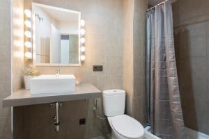 A bathroom at Granada Home Centro