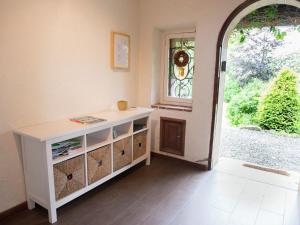 スパにあるFabulous Mansion in Spa Liege with private gardenの白いキャビネットと開放ドア付きの部屋