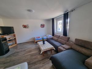 a living room with a couch and a tv at ONE Self-Check-In, Free-Parking, 3km freeway Playstation in Wolfpassing an der Hochleithen