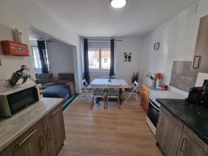 a kitchen and living room with a table and a couch at ONE Self-Check-In, Free-Parking, 3km freeway Playstation in Wolfpassing an der Hochleithen