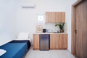 a small room with a bed and a small kitchen at Fardini Resorts in Kavos