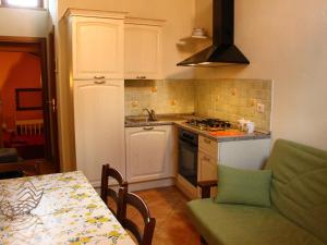 A kitchen or kitchenette at Belvilla by OYO Argilla 3