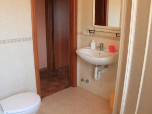 A bathroom at Belvilla by OYO Argilla 3 Még 32 kép
