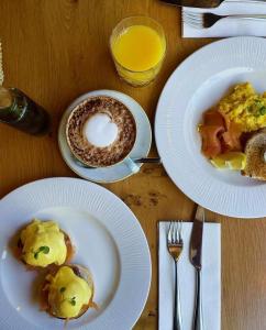 ein Tisch mit zwei Tellern Essen und einer Tasse Kaffee in der Unterkunft The Peppermill Boutique Hotel in Devizes