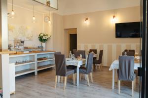 a dining room with a table and chairs at B&B Matteo Bonello - Fianco Cattedrale in Palermo