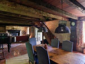 comedor con mesa y piano en Holiday home in Aquitaine with private garden, en Meyrals