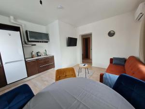 a living room with a couch and a table at Kuressaare kesklinn, Turu Apartment in Kuressaare +10 photos