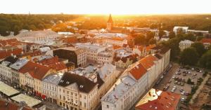 eine Luftaufnahme einer Stadt mit Gebäuden in der Unterkunft Hotel Soho - Renovated 2026 in Tartu