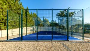 a tennis court with a net on a tennis court at Hotel Umbria in Attigliano