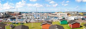 a marina with a bunch of boats in the water at Hundested Havnehytter in Hundested